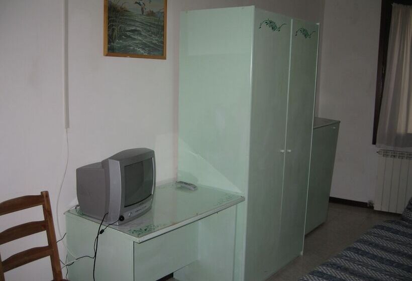 اتاق استاندارد سه نفره, Adua