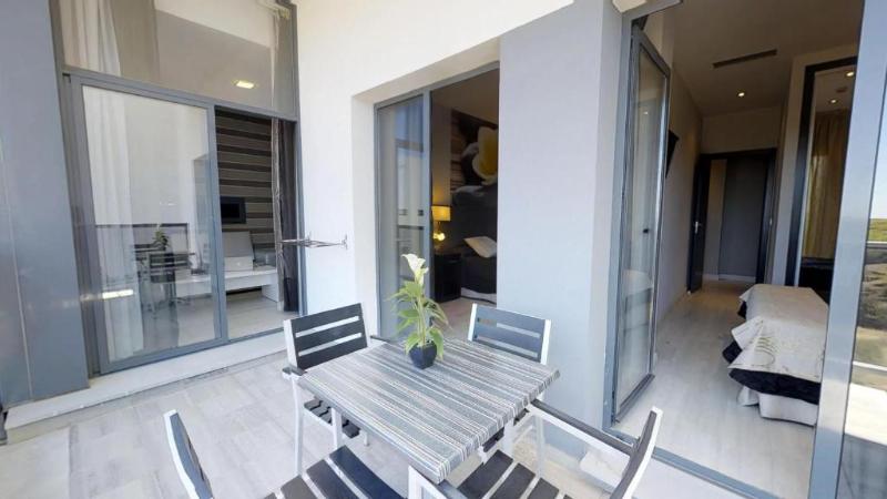 سوئیت با تخت بزرگ, El Meson De Los Poetas