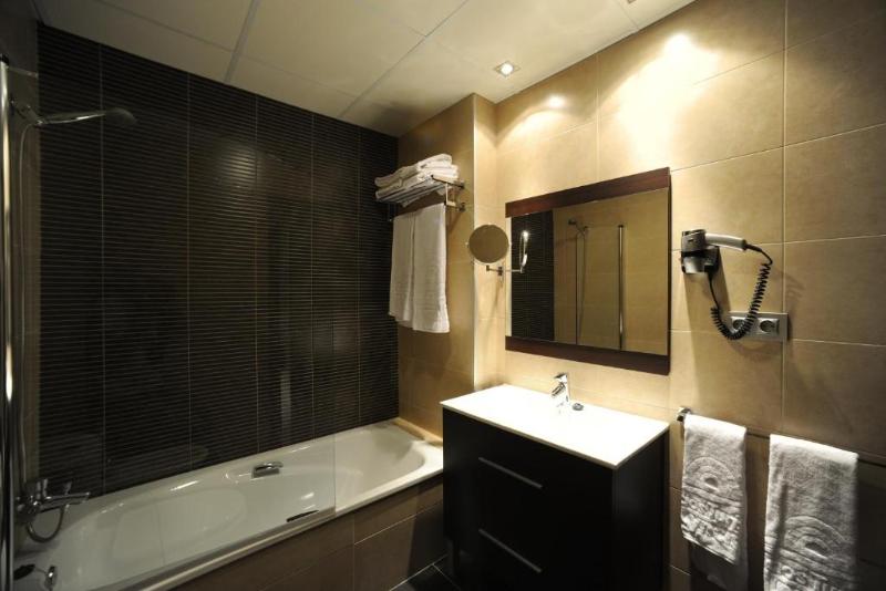 سوئیت با تخت بزرگ, El Meson De Los Poetas