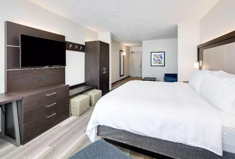 キングサイズベッドのスイートルーム, Holiday Inn Express Hotel & Suites Dublin, An Ihg