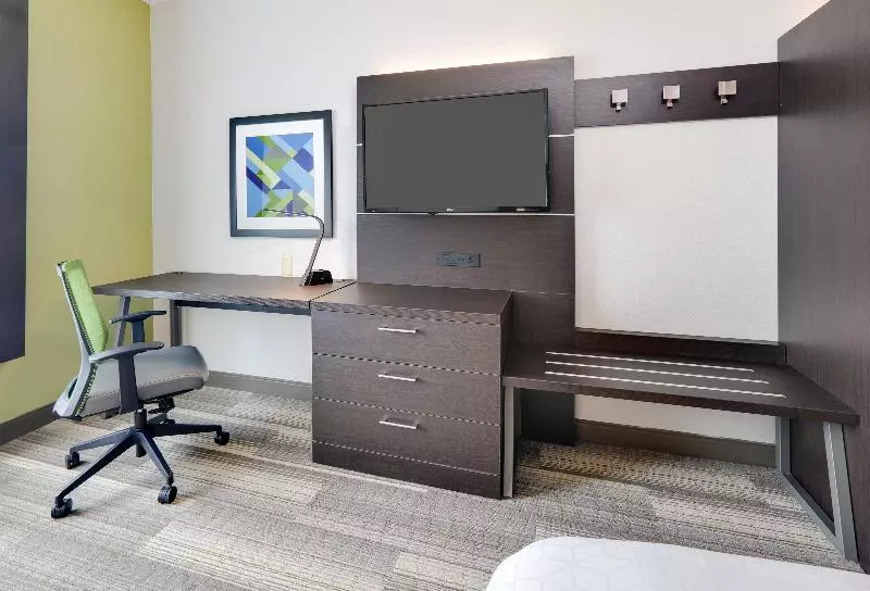 キングサイズベッドのスイートルーム, Holiday Inn Express Hotel & Suites Dublin, An Ihg