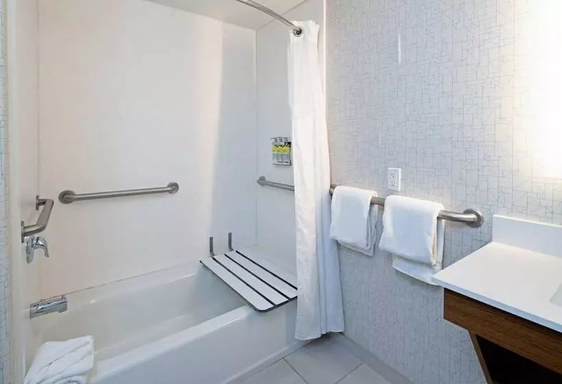 سوئیت برای معلولان, Holiday Inn Express Fresno South, An Ihg