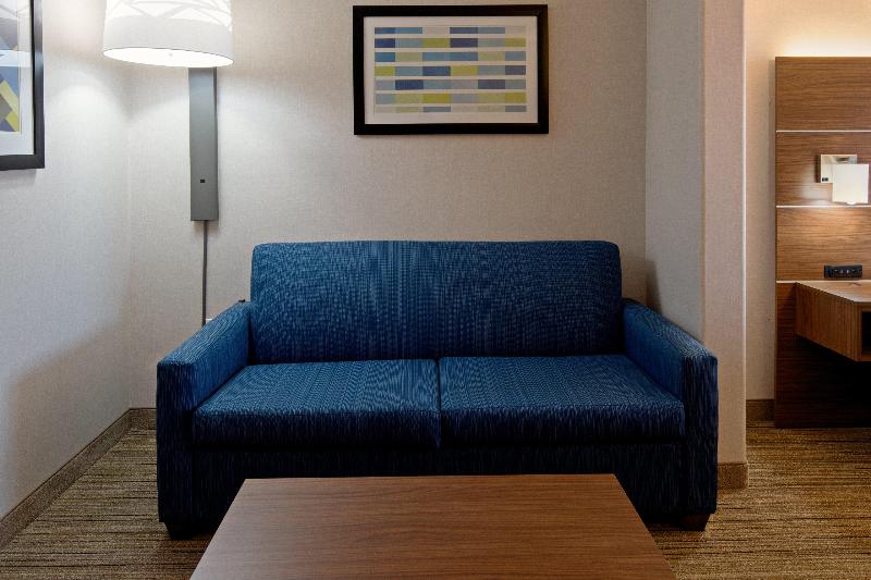 מיטת קינג בסוויטה, Holiday Inn Express Fresno South, An Ihg