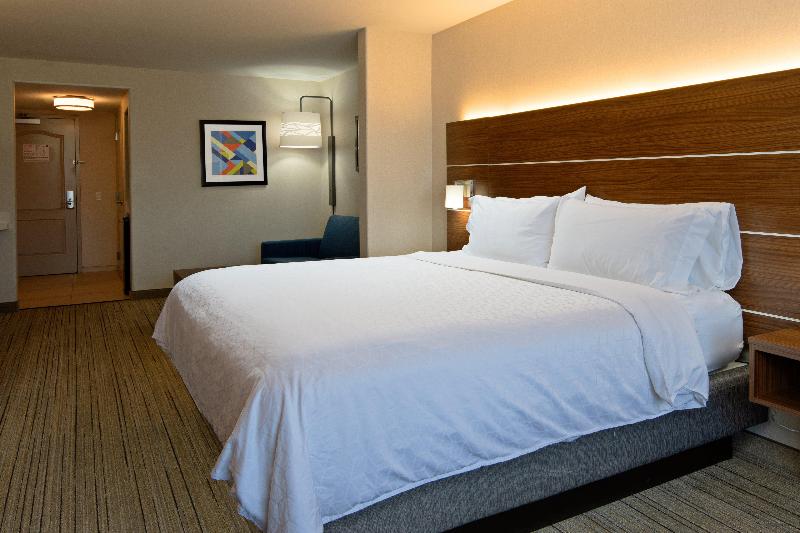 מיטת קינג בסוויטה, Holiday Inn Express Fresno South, An Ihg