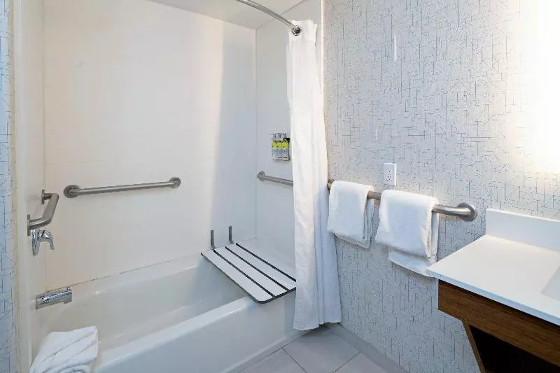 سوئیت با تخت بزرگ, Holiday Inn Express Fresno South, An Ihg