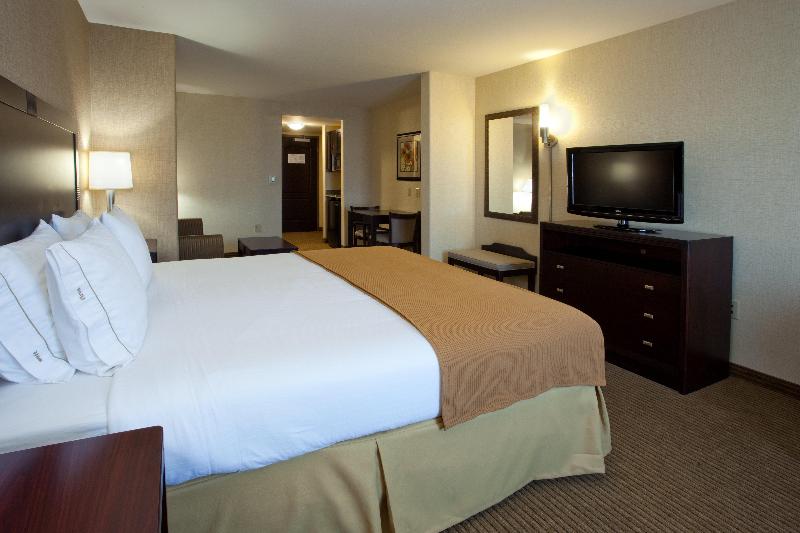 מיטת קינג בסוויטה, Holiday Inn Express Fresno South, An Ihg