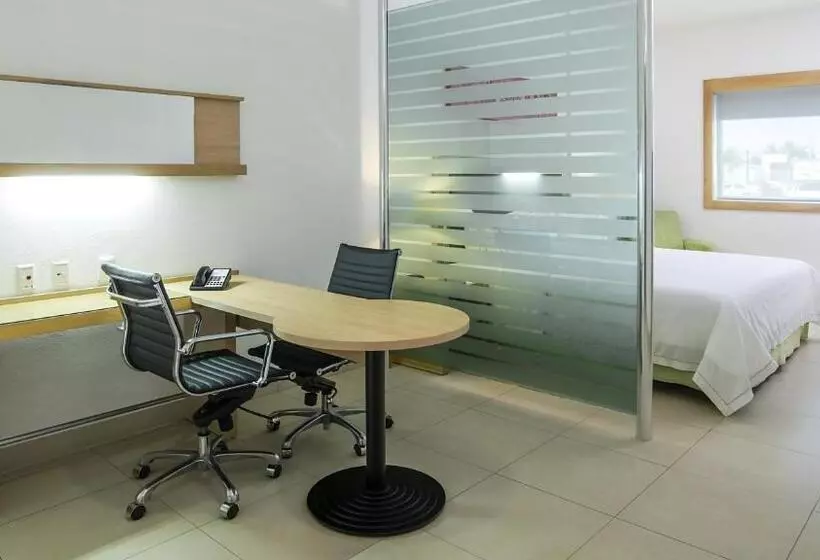 اتاق اجرایی با تخت بزرگ, Holiday Inn Express Manzanillo, An Ihg