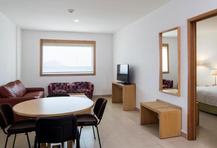 جناح إدارى, Holiday Inn Express Manzanillo, An Ihg