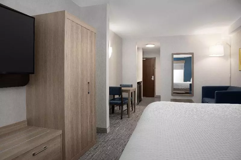 キングサイズベッドのスイートルーム, Holiday Inn Express & Suites Alexandria   Fort Belvoir, An Ihg