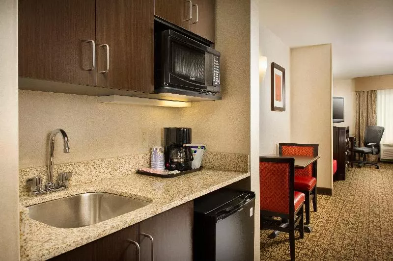 キングサイズベッドのスイートルーム, Holiday Inn Express & Suites Alexandria   Fort Belvoir, An Ihg