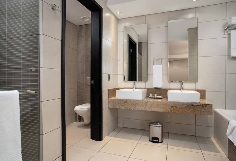 패밀리 룸, Premier Hotel O.r. Tambo