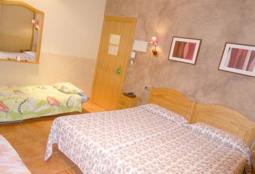 اتاق استاندارد سه نفره, Restaurant Camp Del Serrat