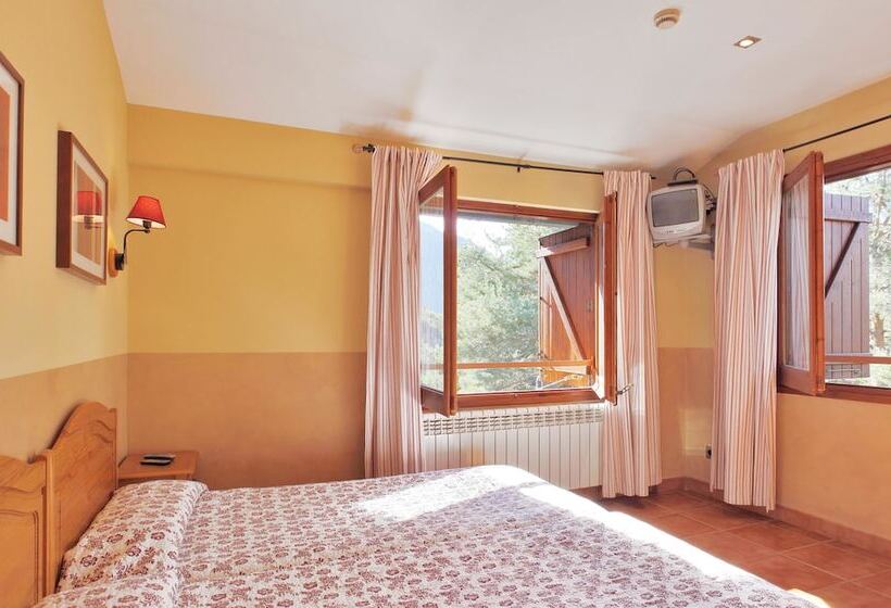 اتاق استاندارد سه نفره, Restaurant Camp Del Serrat