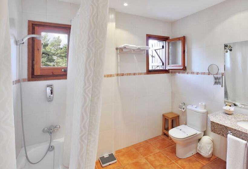 اتاق استاندارد چهار تخته, Restaurant Camp Del Serrat