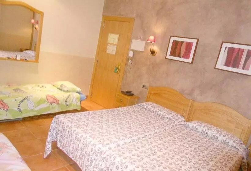 اتاق استاندارد چهار تخته, Restaurant Camp Del Serrat
