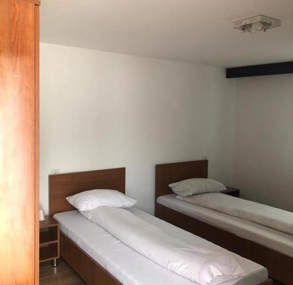 חדר בסיסי לשלושה, Pensiunea Dany