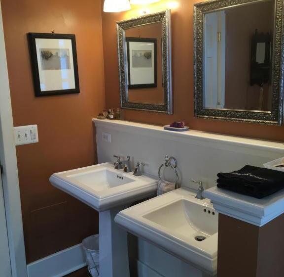 اتاق لوکس با تخت بزرگ, Burnt Toast Inn