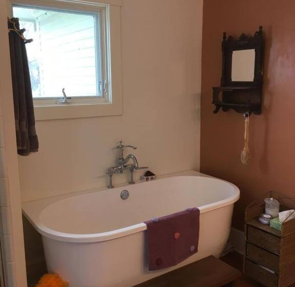 اتاق لوکس با تخت بزرگ, Burnt Toast Inn