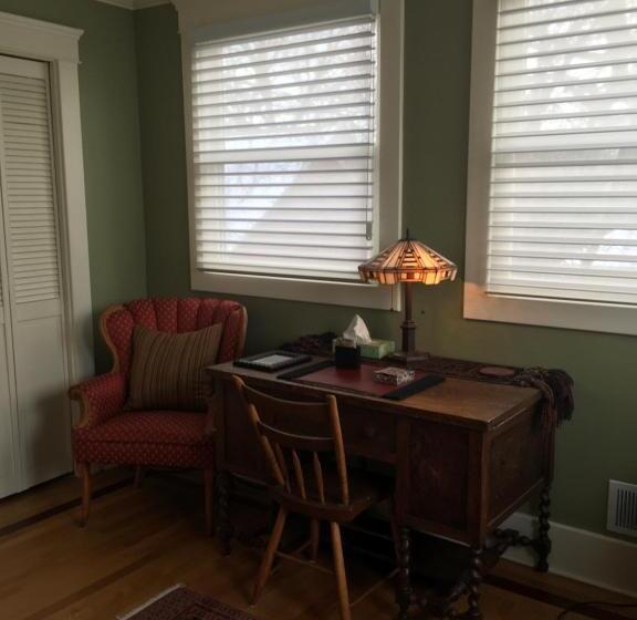 اتاق لوکس با تخت بزرگ, Burnt Toast Inn