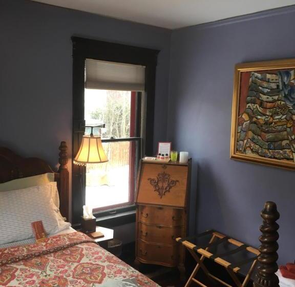 اتاق استاندارد, Burnt Toast Inn