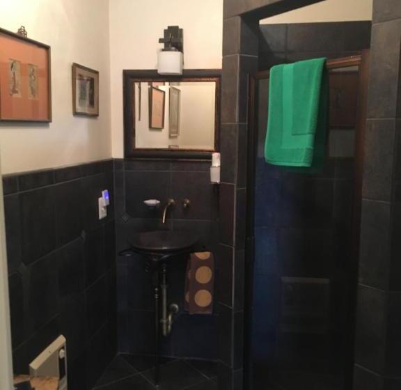 اتاق استاندارد, Burnt Toast Inn