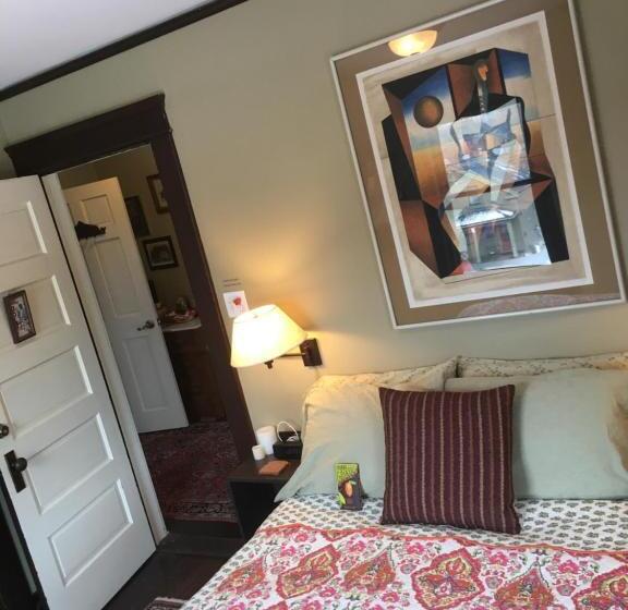 اتاق استاندارد, Burnt Toast Inn