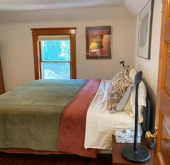 اتاق کلاسیک سه تخته, Burnt Toast Inn