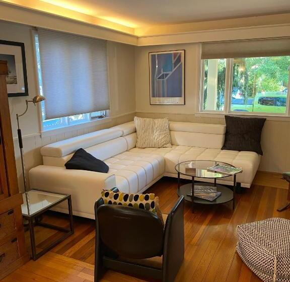 اتاق کلاسیک سه تخته, Burnt Toast Inn