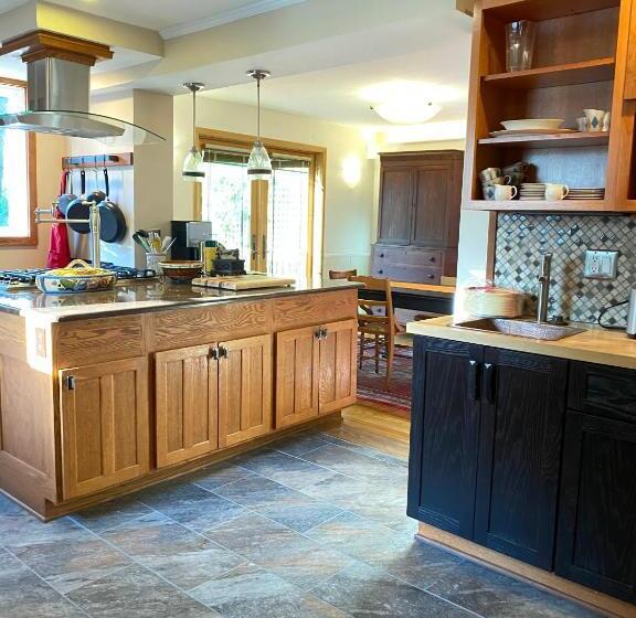 اتاق راحتی سه تخته, Burnt Toast Inn