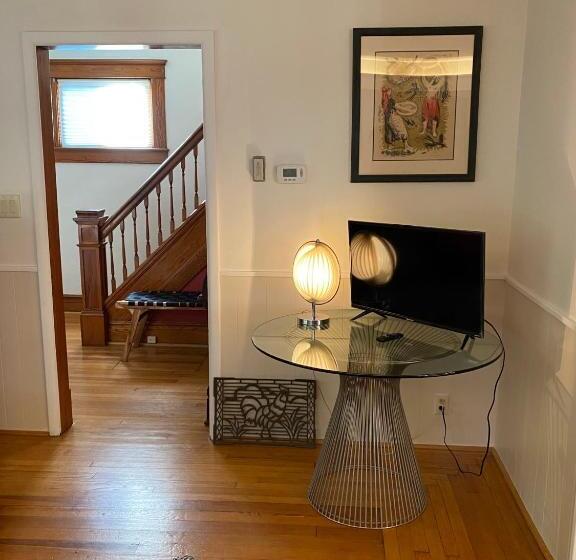 اتاق راحتی سه تخته, Burnt Toast Inn