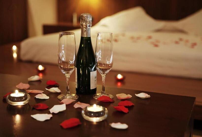 Люкс, Y Hosteria Natabuela