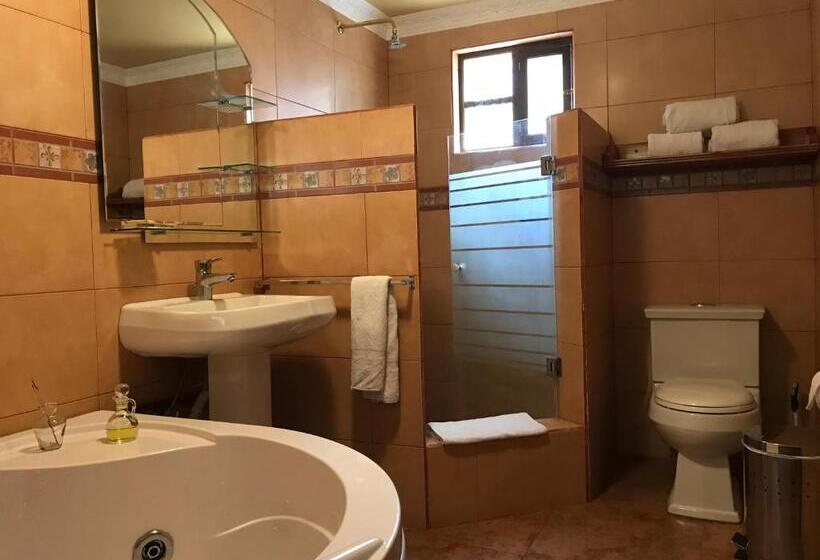 Люкс, Y Hosteria Natabuela