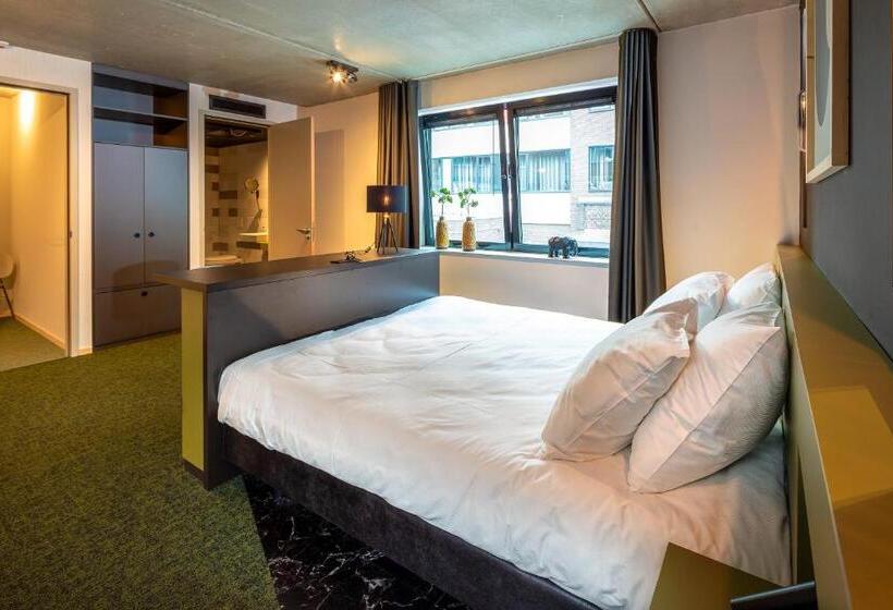 اتاق استاندارد چهار تخته, Mr Jigs