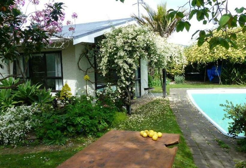 חדר סטנדרט נוף לבריכה, Ashcroft Gardens Bed & Breakfast