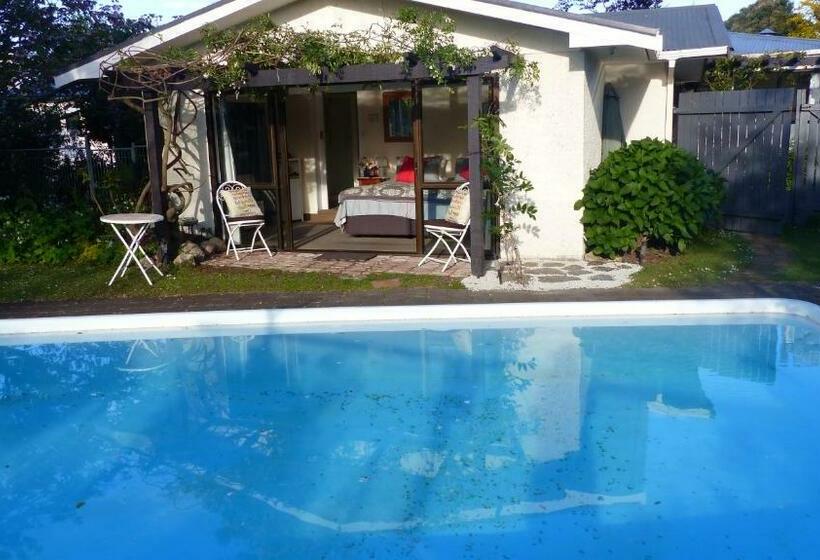 חדר סטנדרט נוף לבריכה, Ashcroft Gardens Bed & Breakfast