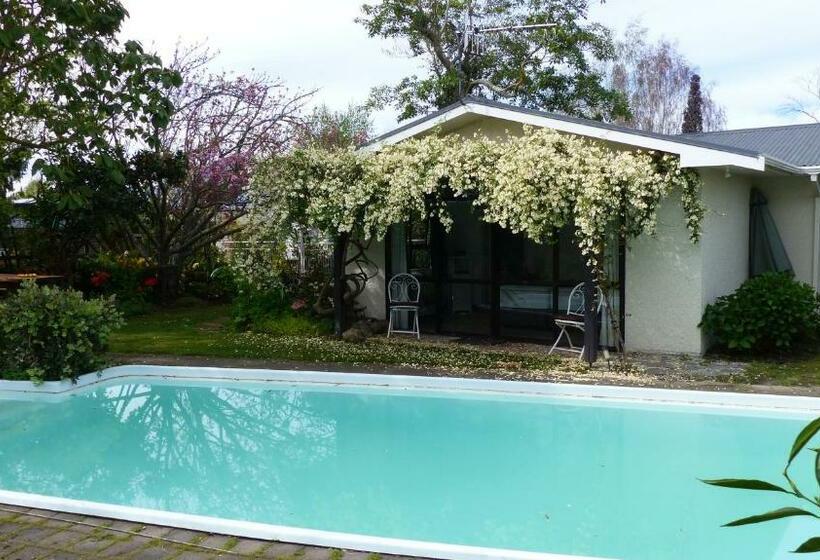 חדר סטנדרט נוף לבריכה, Ashcroft Gardens Bed & Breakfast