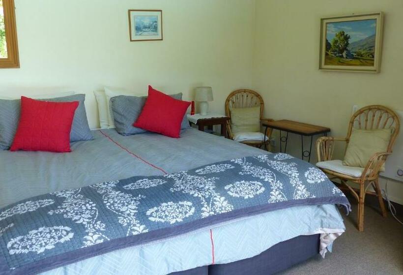 스탠다드 룸 풀장 전망, Ashcroft Gardens Bed & Breakfast