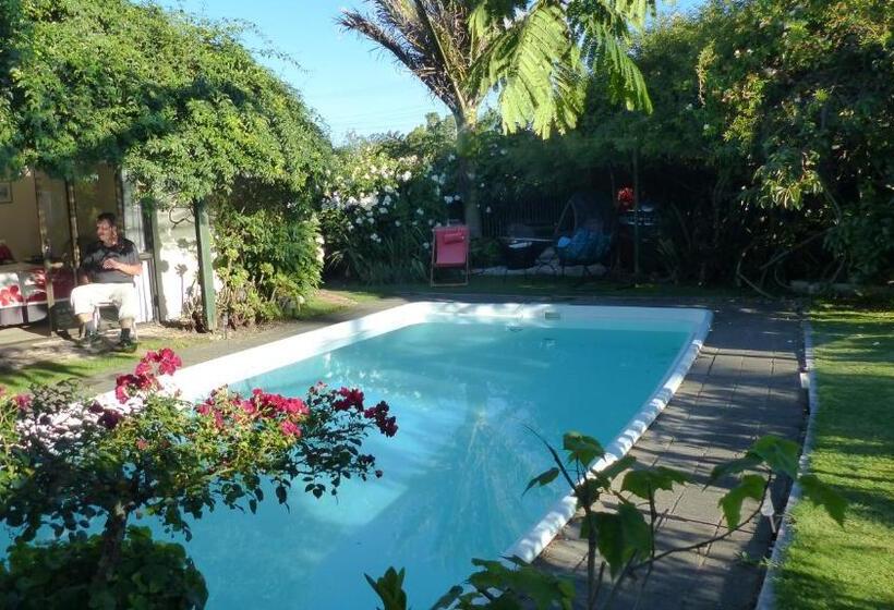 חדר סטנדרט נוף לבריכה, Ashcroft Gardens Bed & Breakfast