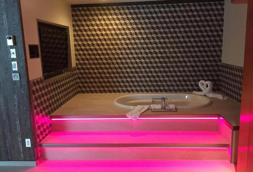 ماستر سويت, Amosphère Complexe