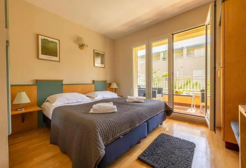 Standard Stúdió Erkéllyel, Apartel Park Osejava