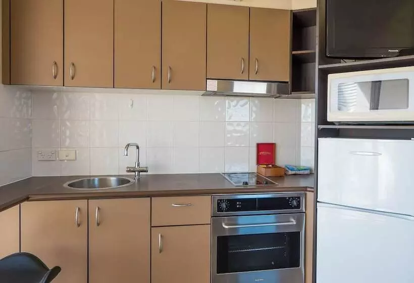 استودیوی استاندارد, Broadbeach Savannah Resort
