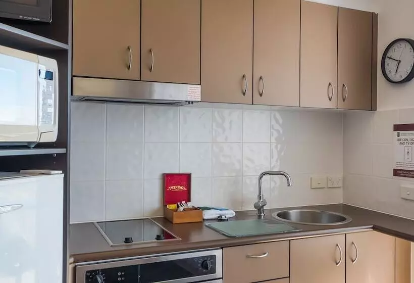 استودیوی استاندارد, Broadbeach Savannah Resort
