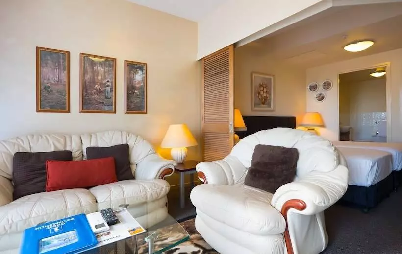 استودیوی استاندارد, Broadbeach Savannah Resort