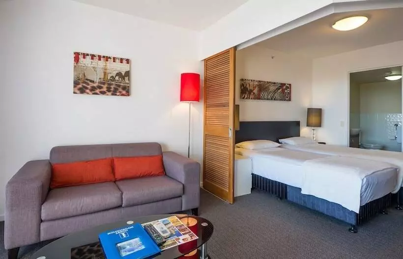 استودیوی استاندارد, Broadbeach Savannah Resort