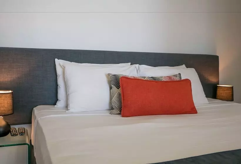 1 Bedroom Penthouse Apartment, Broadbeach Savannah Resort