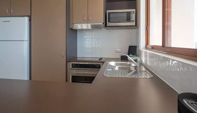 1 Bedroom Penthouse Apartment, Broadbeach Savannah Resort