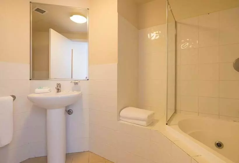 1 Bedroom Penthouse Apartment, Broadbeach Savannah Resort