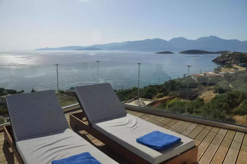 Suite with Pool, Meliti