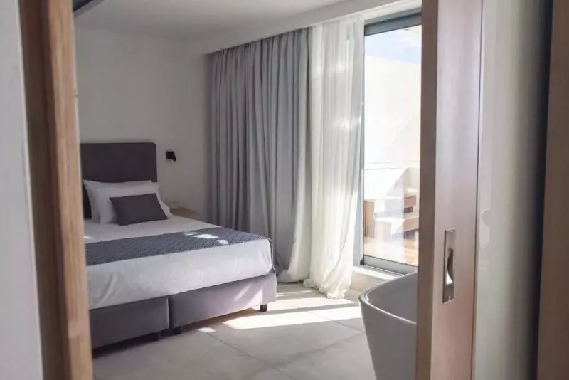 Suite with Pool, Meliti