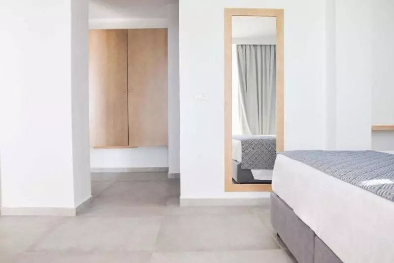 Suite with Pool, Meliti